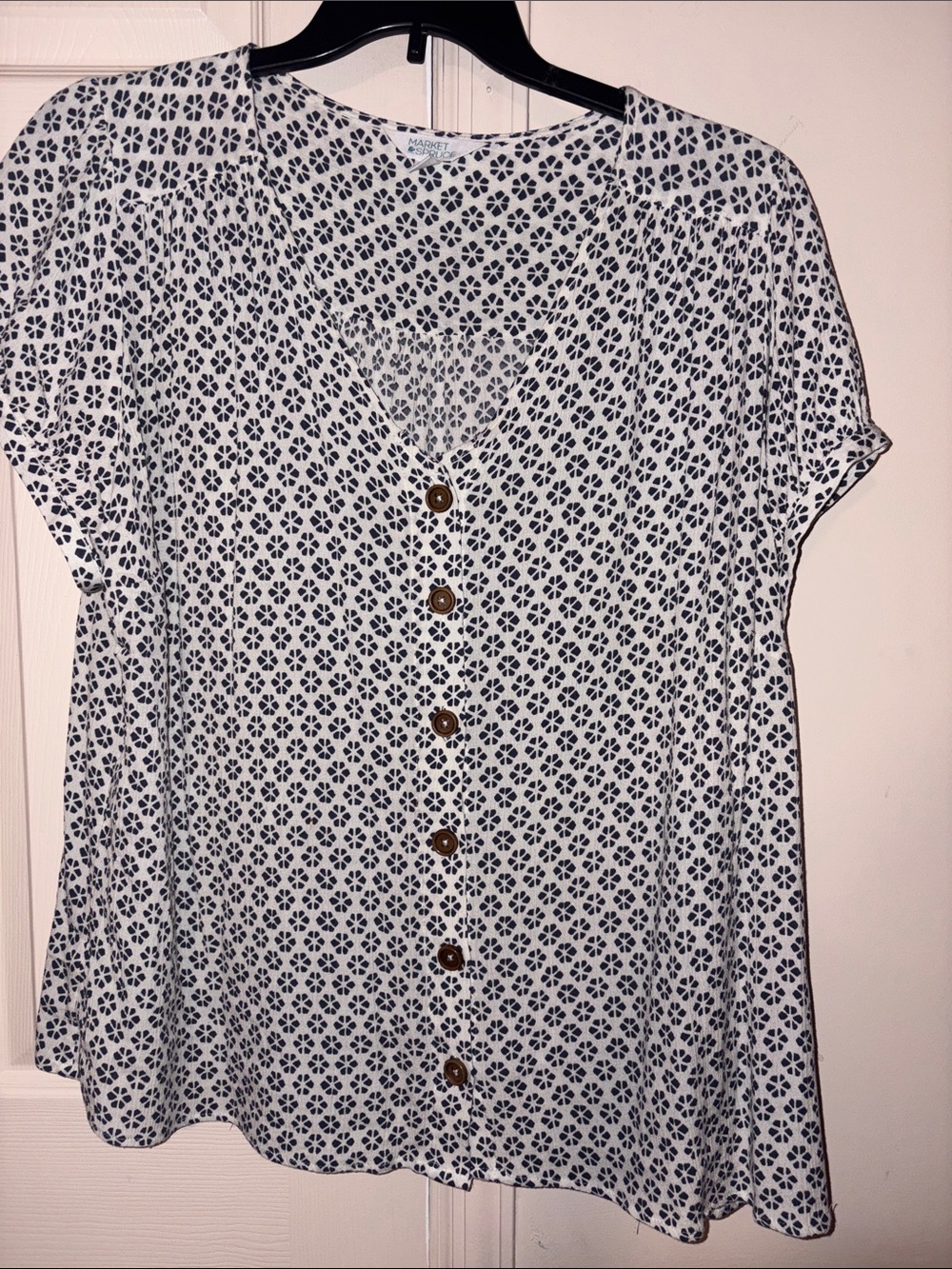 Market & Spruce White and Navy Floral Button-Front Blouse